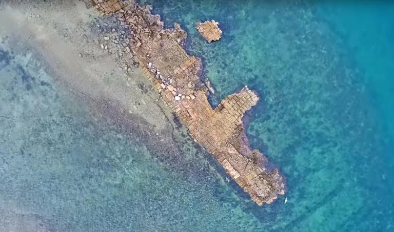 Ανθηδόνα: Το αρχαίο ελληνικό λιμάνι με τις 100 τριήρεις που έμεινε αλώβητο στο πέρασμα του χρόνου (βίντεο)